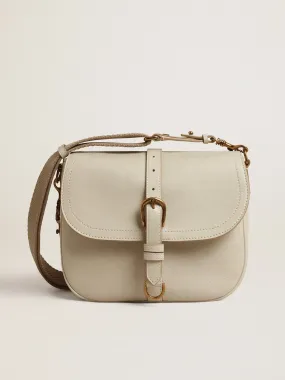 Bolso Sally mediano en piel color porcelana con hebilla y correa en contraste